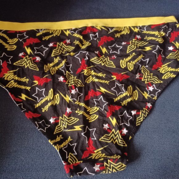 NEW Wonder Woman fun logo panty- Torrid size 2 - Picture 3 of 4
